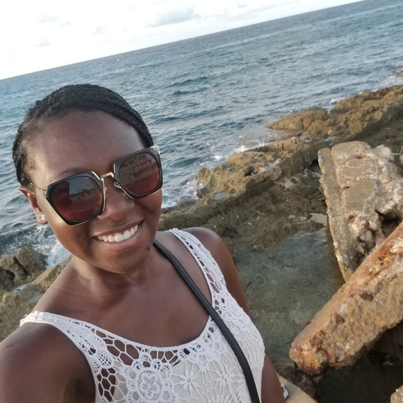 Meet your Posher, Esi - Picture 3 of 4